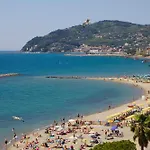 Miramare Con Ampia Piscina Riscaldata E Vista Mare וילה