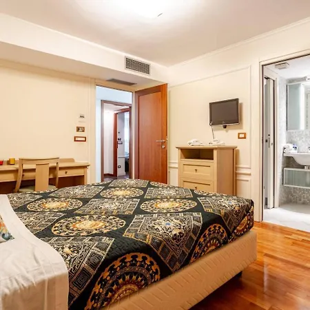 Miramare Con Ampia Piscina Riscaldata E Vista Mare