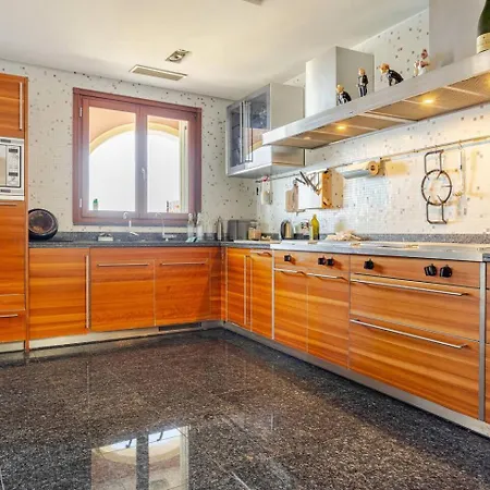 Miramare Con Ampia Piscina Riscaldata E Vista Mare