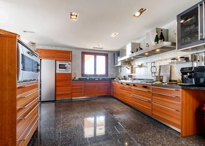 Miramare Con Ampia Piscina Riscaldata E Vista Mare